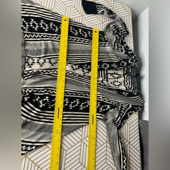 Forever 21 Aztec Southwestern Cardigan Sweater Black White w/ Fringes OSFM - Picture 11 of 15